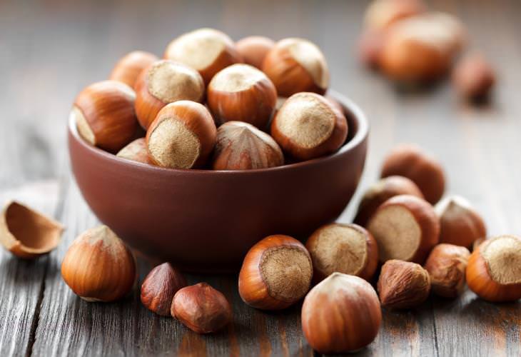Health Benefits of Hazelnuts, eating raw nuts