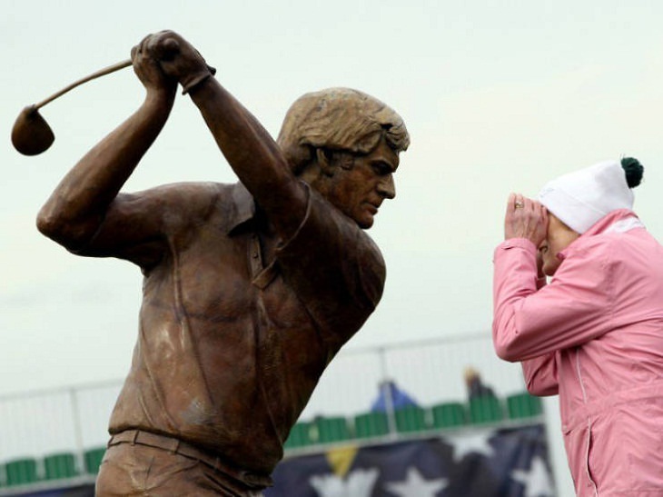 Statues Attacking People, golf