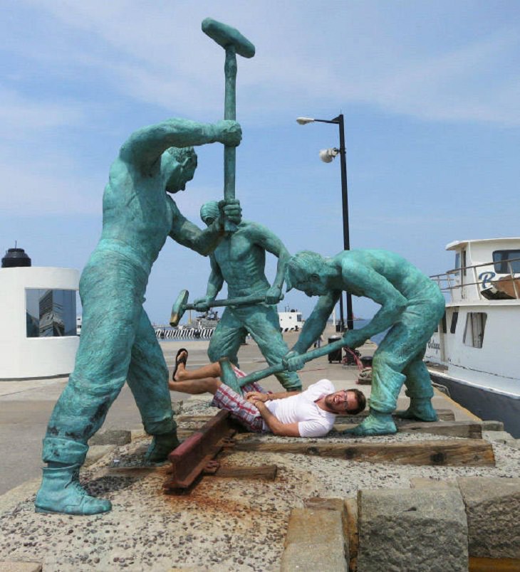 Statues Attacking People, trash