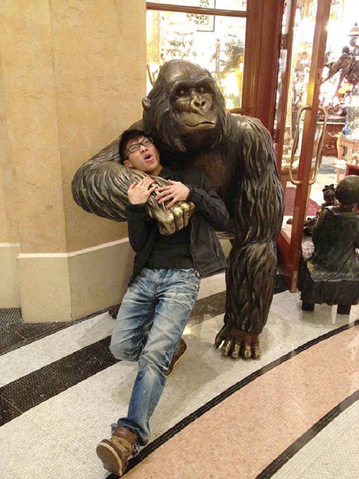 Statues Attacking People, ape