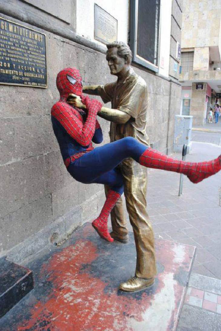 Statues Attacking People, spiderman