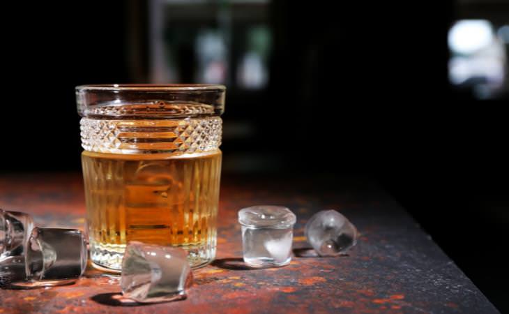 Digestif: an alcoholic beverage served neatly or with ice cubes 