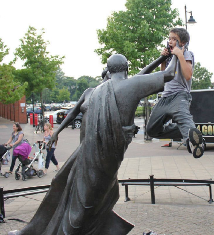 Statues Attacking People, 