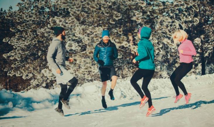 4 friends having a winter workout in the snow