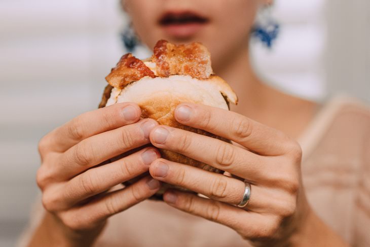 Laundry Hacks woman eating greasy food