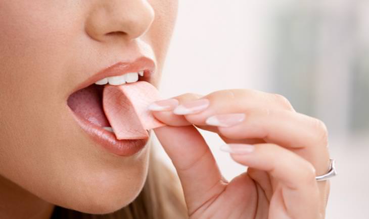 mujer comiendo chicle