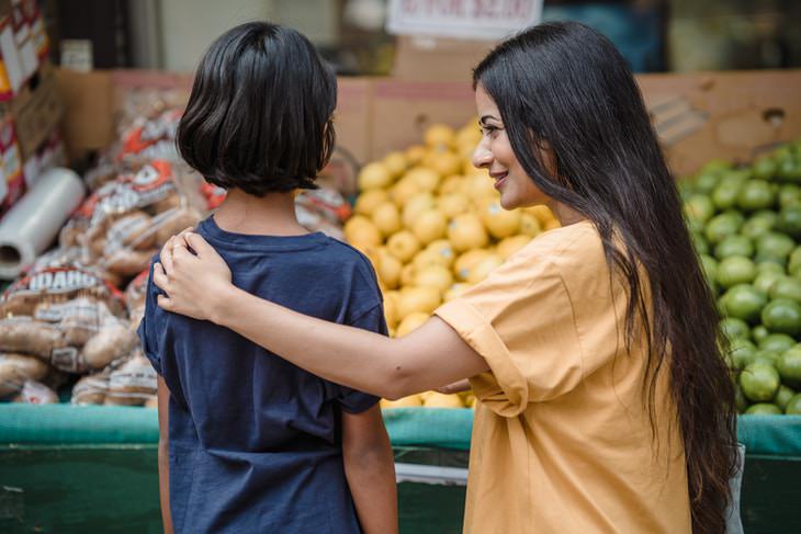 Tips to Be Organized woman and child at the grocery store