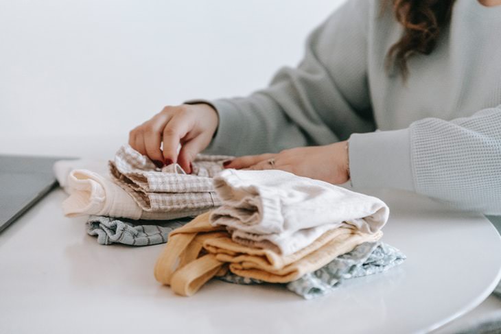 Tips to Be Organized woman folding clothes