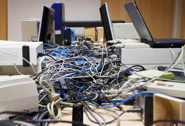 Bad Habits That Are Ruining Your Electronics, tangled cords