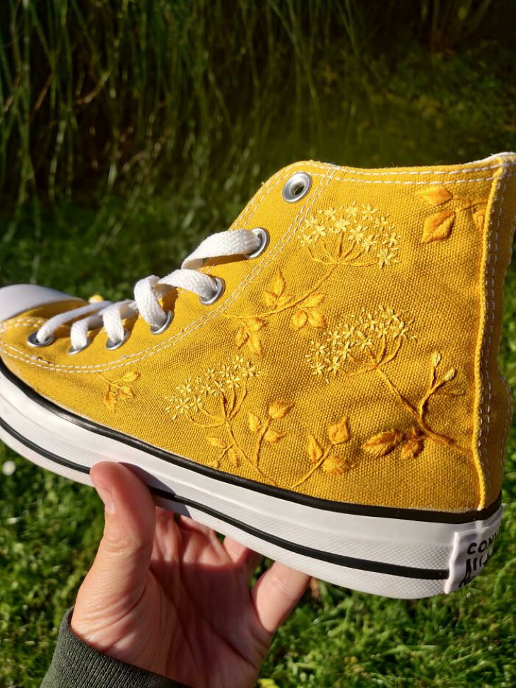 Embroideries converse