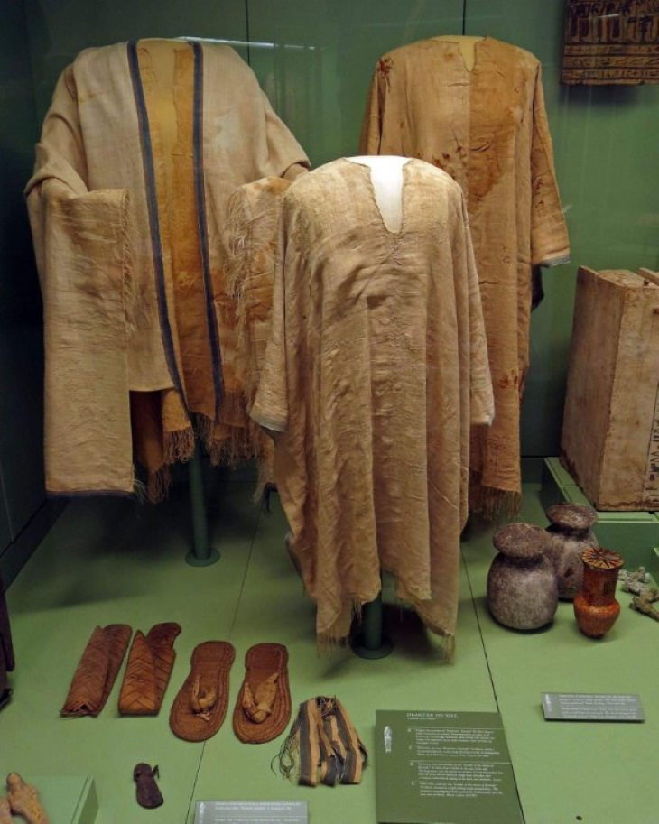 Archeological Finds 2,700-year-old linen tunics, shawl and belongings