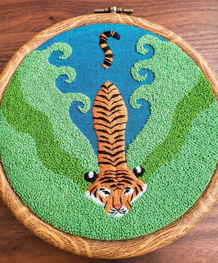 Embroideries swimming tiger