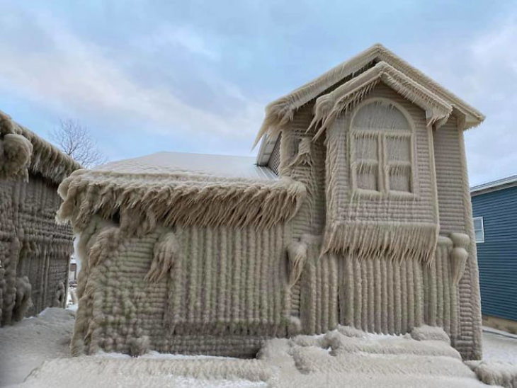 Lake Erie home Covered in ice