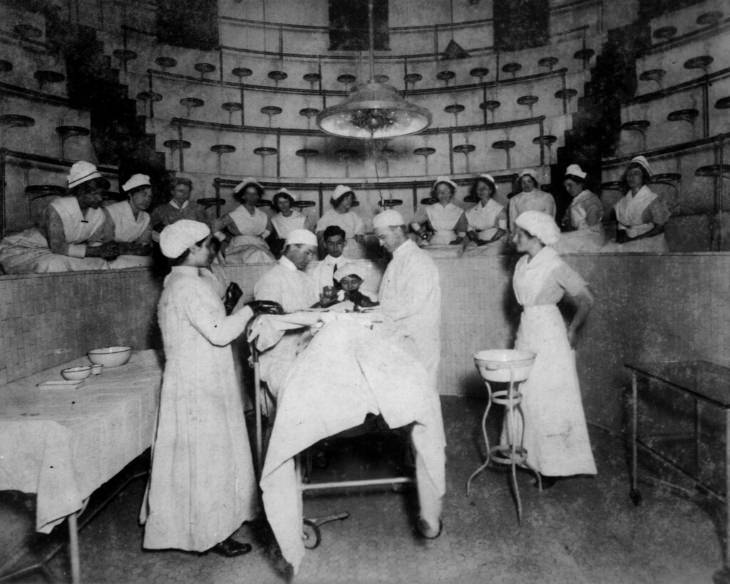 Nurses in the Memorial Hospital surgical amphitheater, 1914