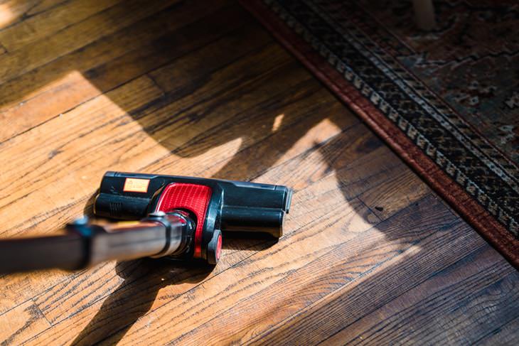 Remove Salt Stains hardwood floor vacuuming