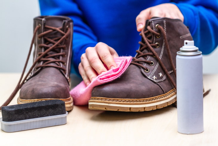Remove Salt Stains cleaning winter shoes