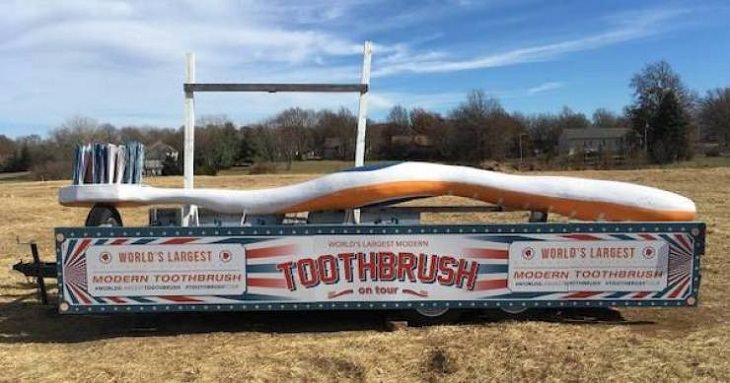 GIANT Things, toothbrush