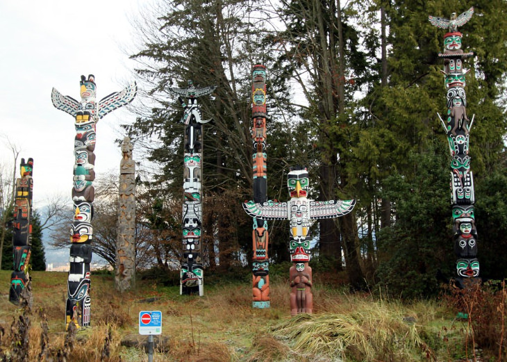 totems in Stanley park Vancouver