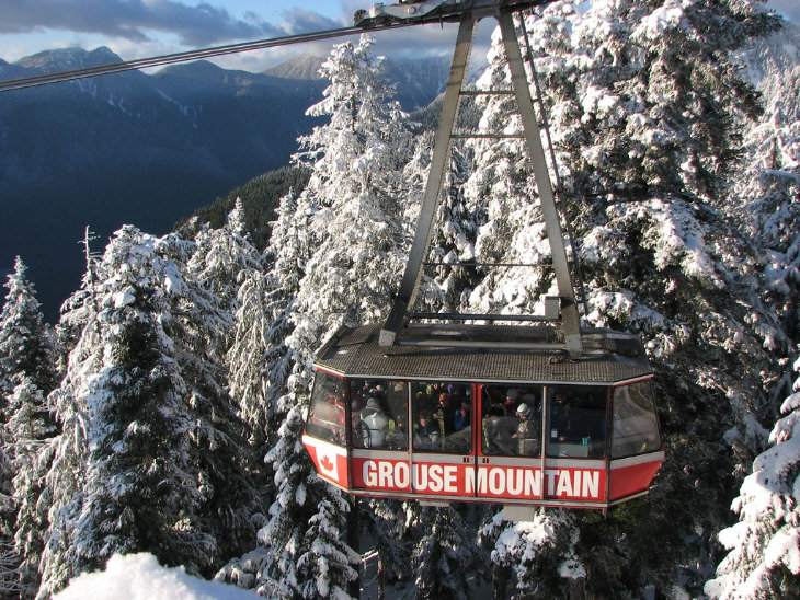 red cable car in Grouse Mountain