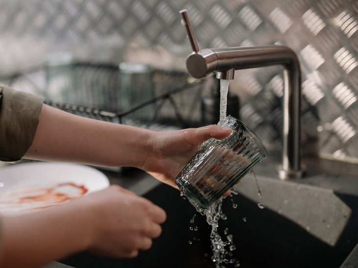 Quick Cleaning Tips washing glasses