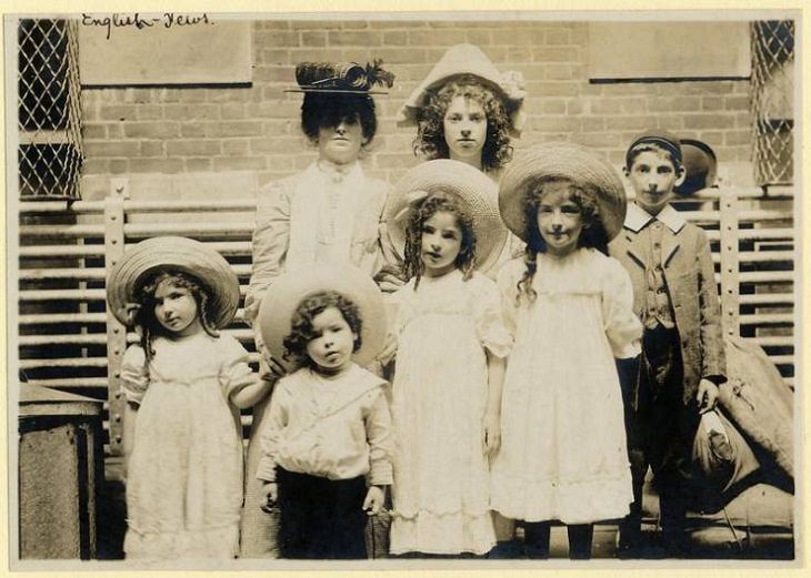 Portraits of Ellis Island Immigrants, Jewish family from England