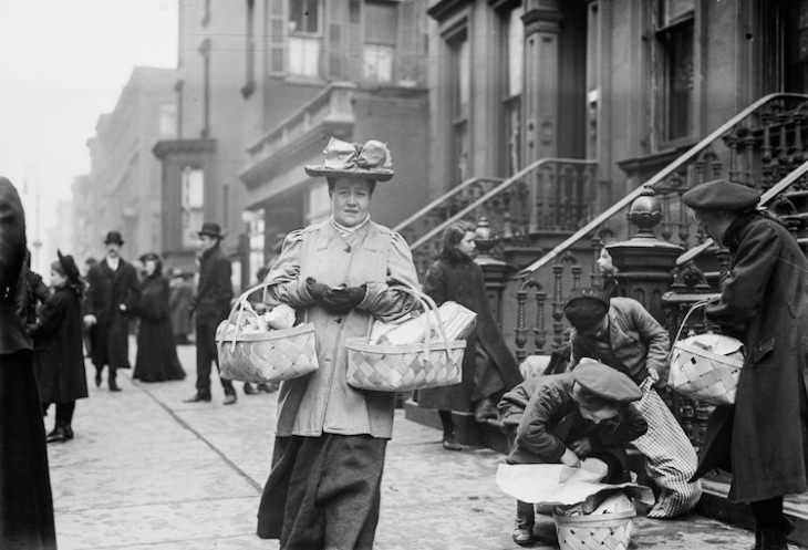 Vintage Photos of New York in Christmas woman carrying goods