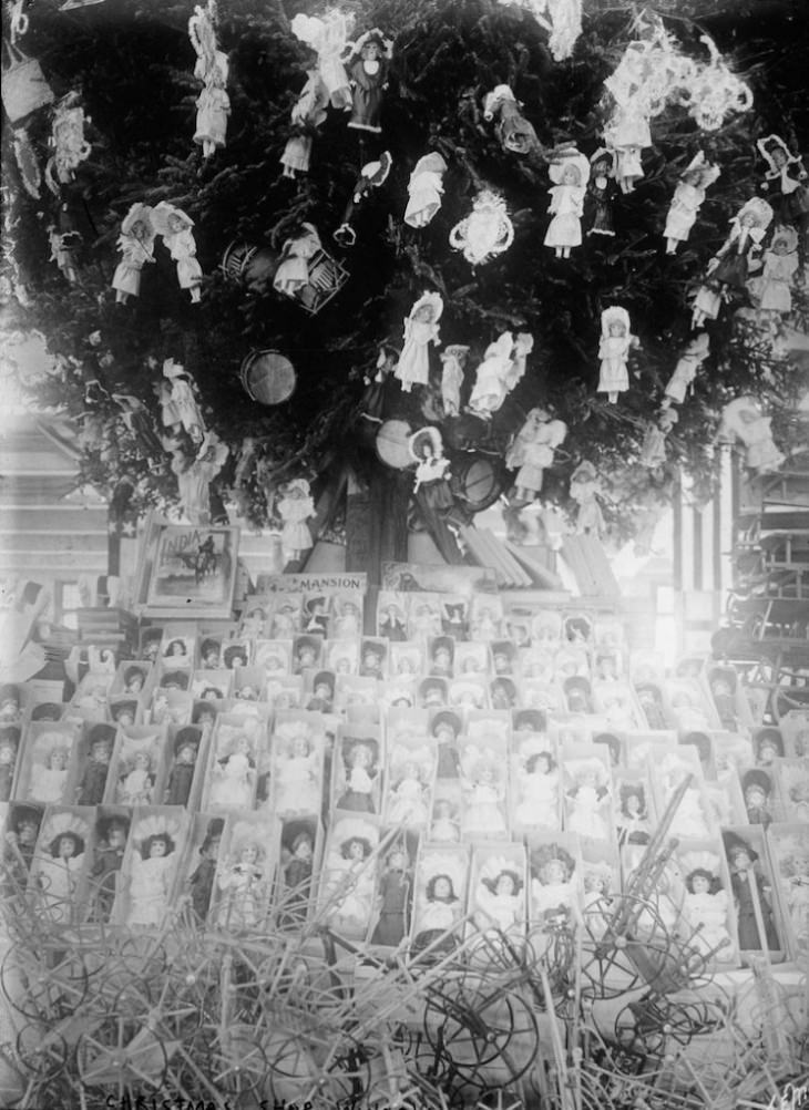 Vintage Photos of New York in Christmas tree of dolls