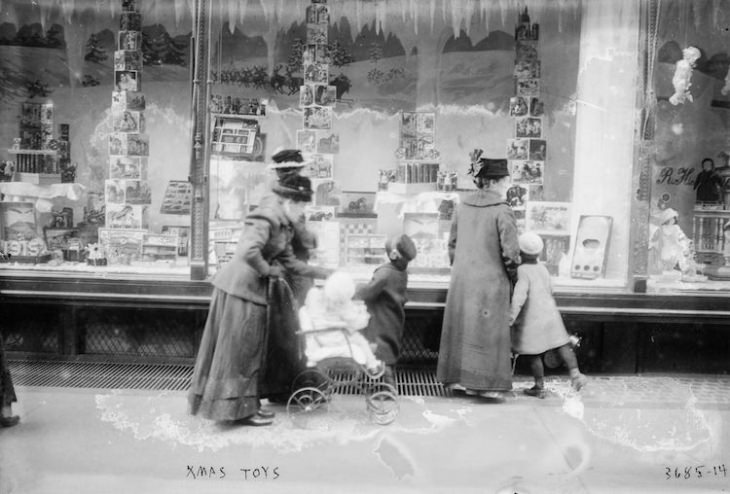 Vintage Photos of New York in Christmas women and children shopping 