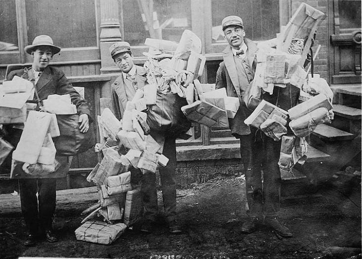 Vintage Photos of New York in Christmas men carrying presents 