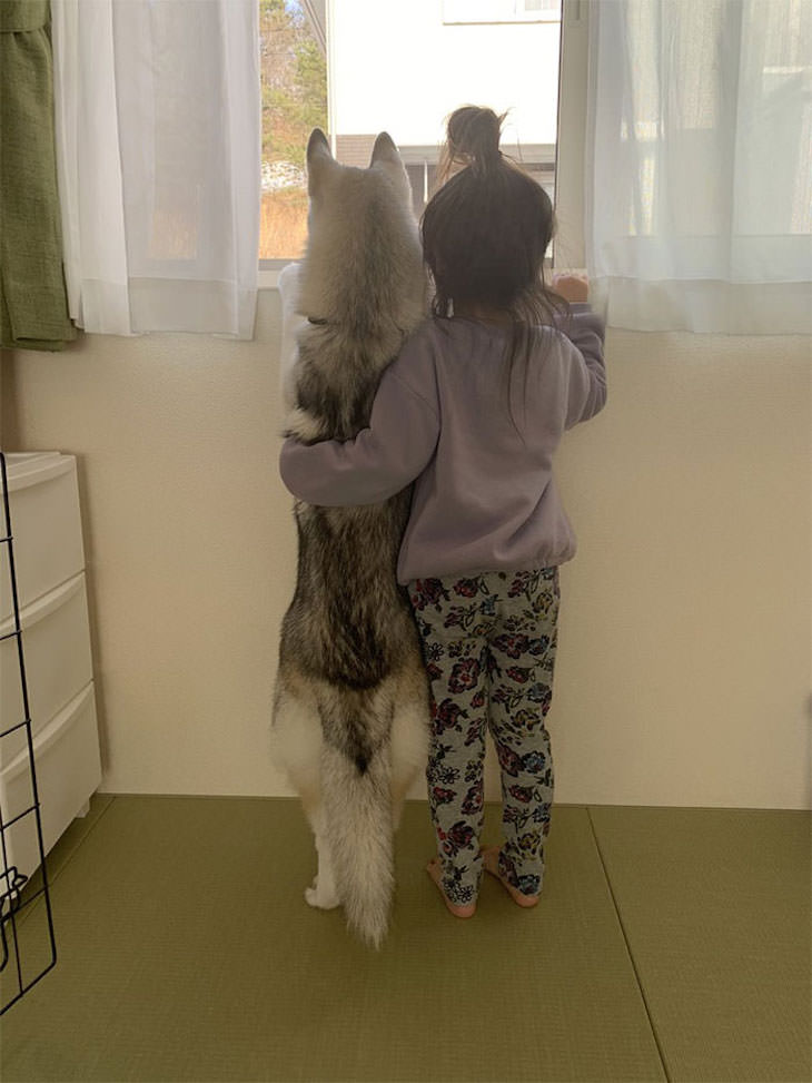 Adorable Friendships Between Kids & Their Dogs, dog and girl peeking outside