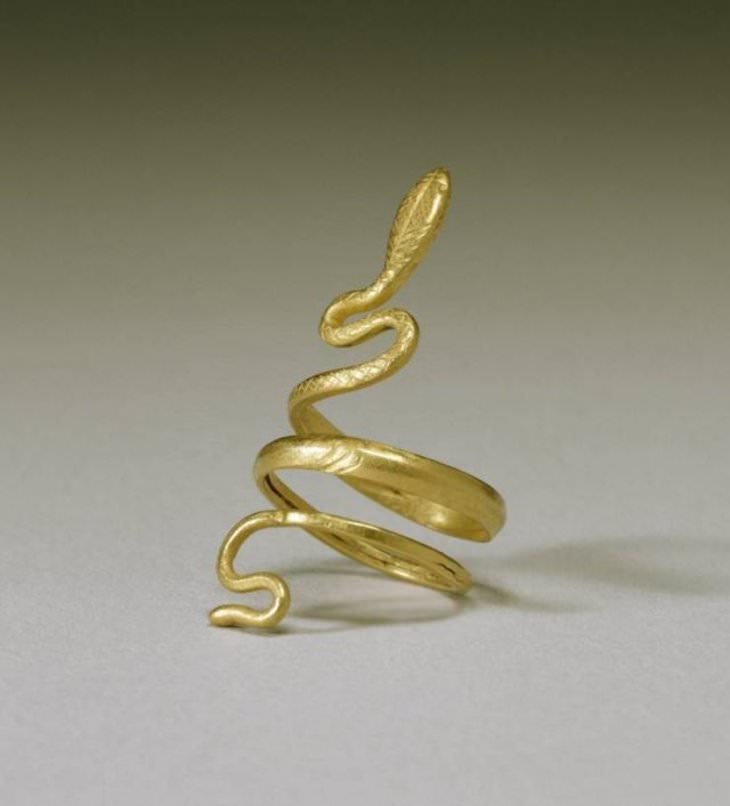19 Images Showcasing the World’s Endless Wonders,  A Roman ring in the form of a snake, dating back to the 1st century AD