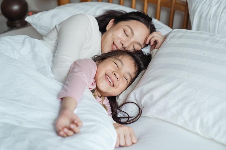 Why Kids Need Hugs mom and daughter cuddling