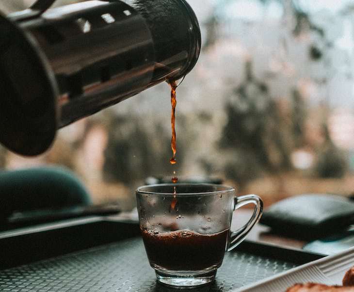 Cómo proteger tus dientes si bebiste café antes de cepillarlos