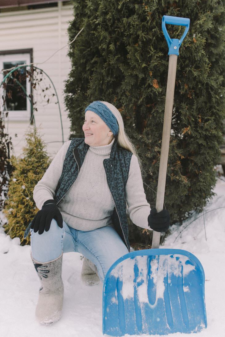 How to Shovel Snow Safely woman in the snow with a shovel