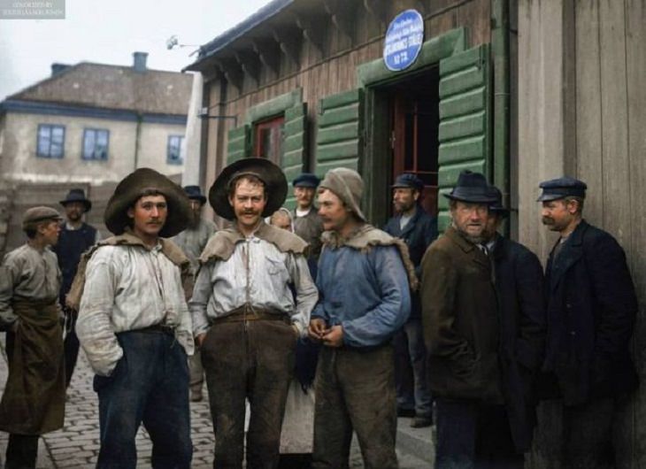 Colorized Historic Pics, Bar patrons