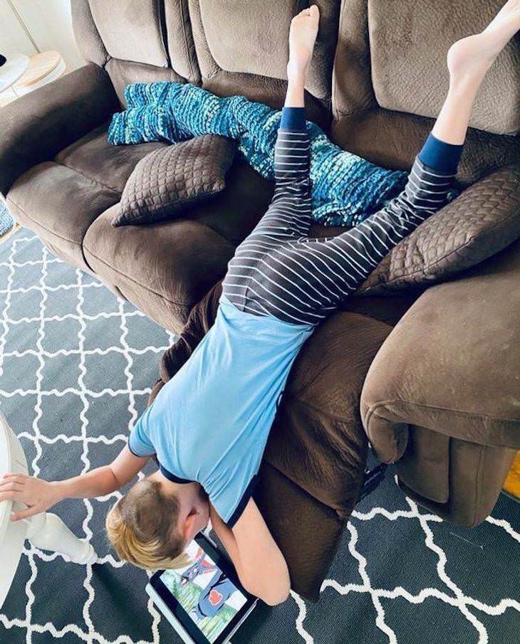 18 Photos of Kids in Hilariously Weird Situations, uncomfortable position