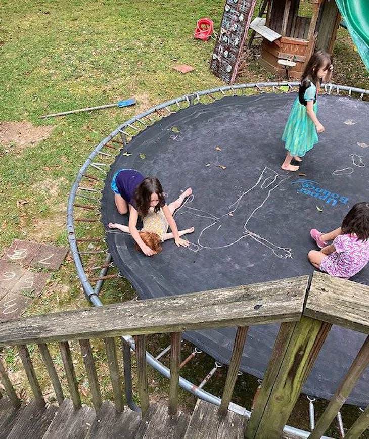 18 Photos of Kids in Hilariously Weird Situations, girls drawing chalk outlines of each other