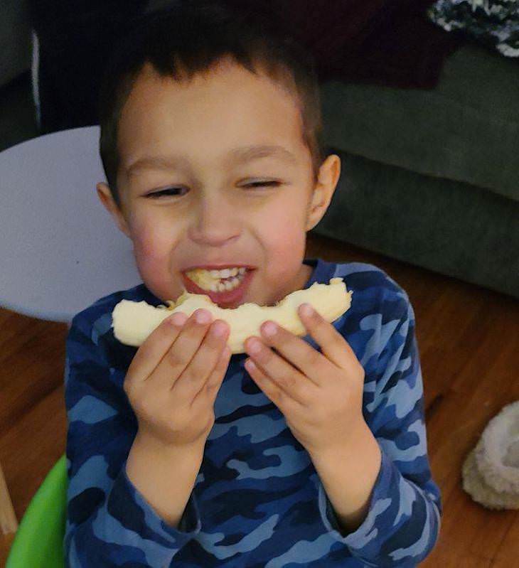 18 Photos of Kids in Hilariously Weird Situations, eating a banana