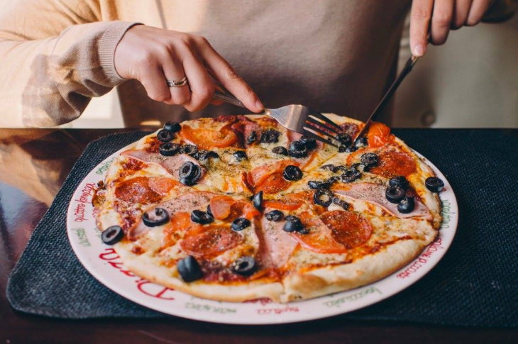 Weird Habits Around the World Eating pizza with a knife and fork 