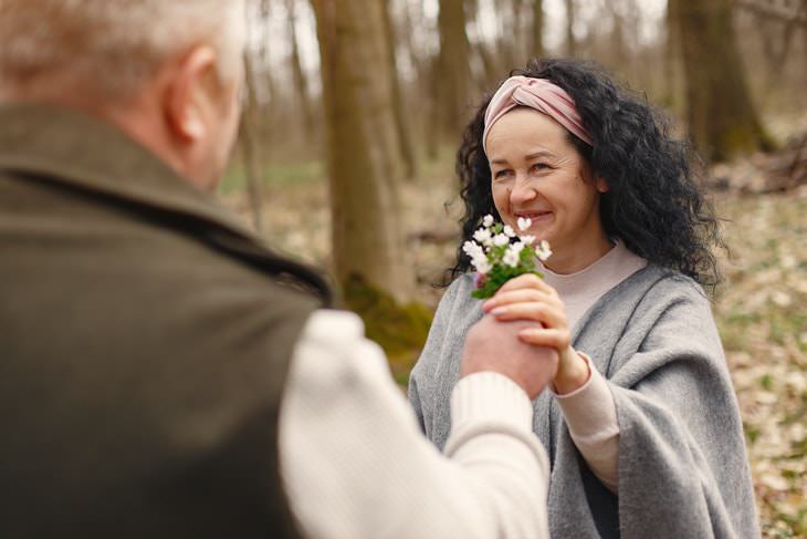 Vitamin B6 happy couple gifting flowers