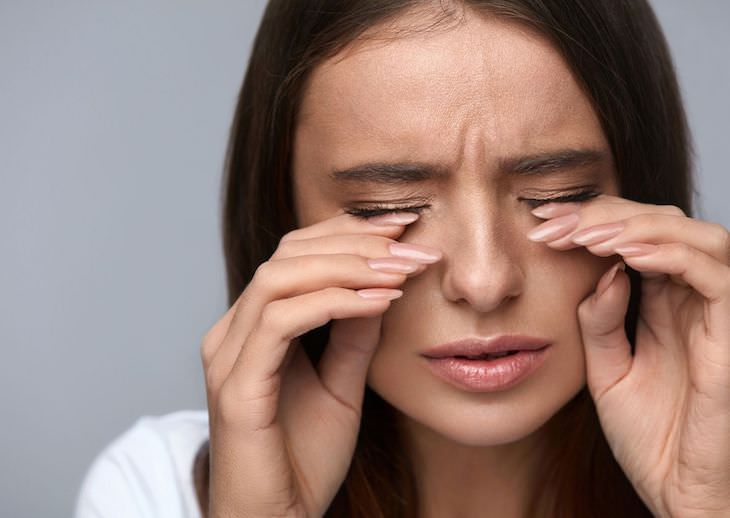 Why You Should NEVER Shower with Contact Lenses On sore eyes