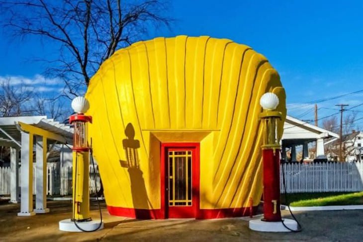 Beautiful Curiosities Around the World Shell-shaped gas station