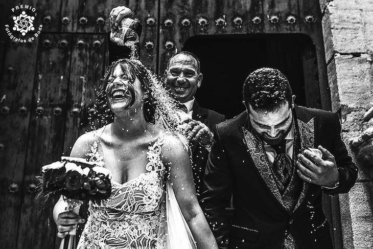 The FdB Awards' Top Wedding Photos of the Year pouring rice on happy couple