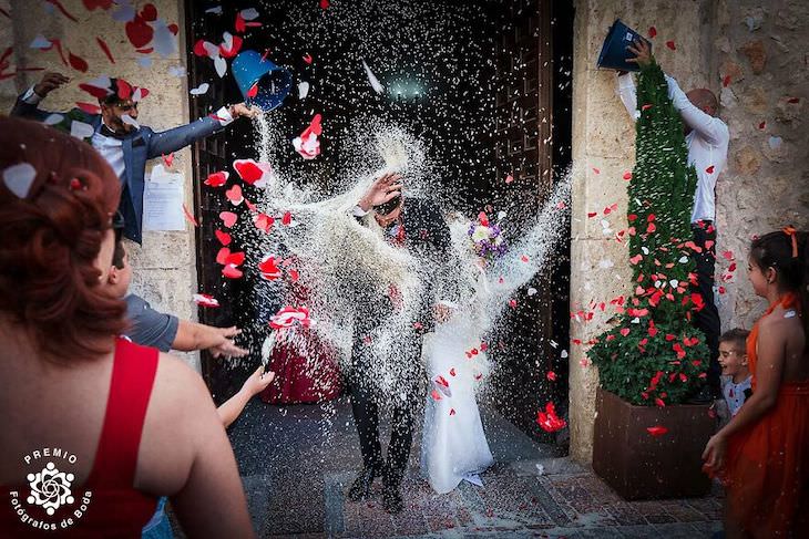 The FdB Awards' Top Wedding Photos of the Year throwing rice