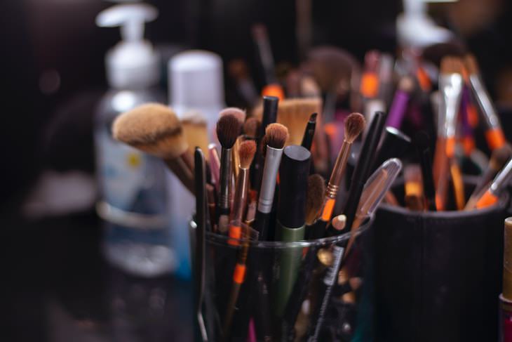 Dishwasher Hacks makeup brushes