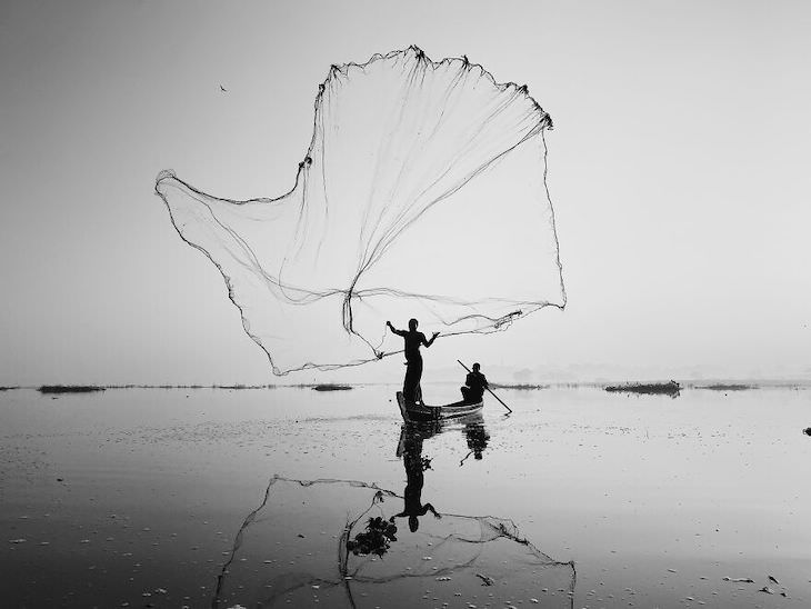 Stunning Winners of the Mobile Photography Awards Silhouettes, 1st Place: On Inle Lake By Dan Liu