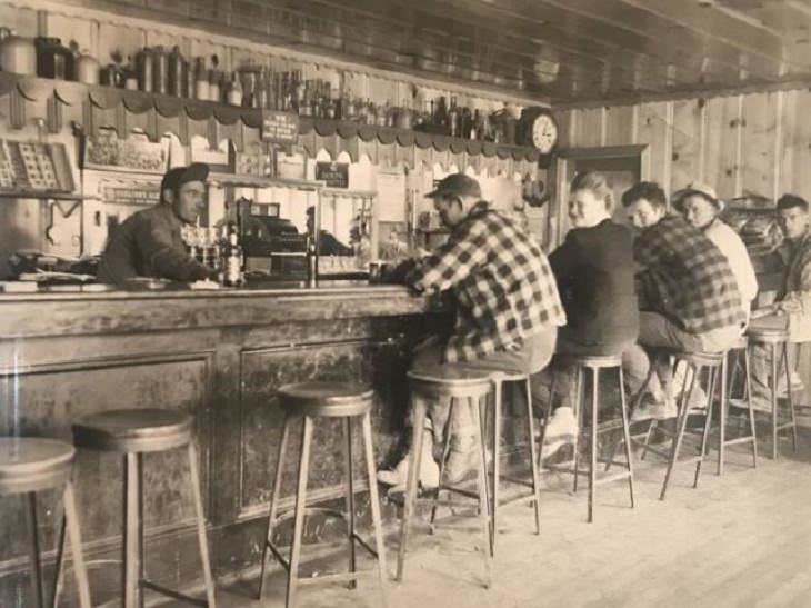 Vintage Pics, bar 