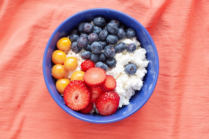 Food Pairings That Are Healthier When Combined Cottage cheese and blueberries