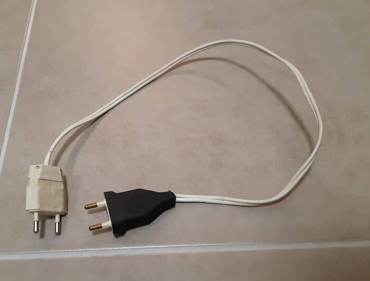  Bizarre Tech Fails two-way plug chord