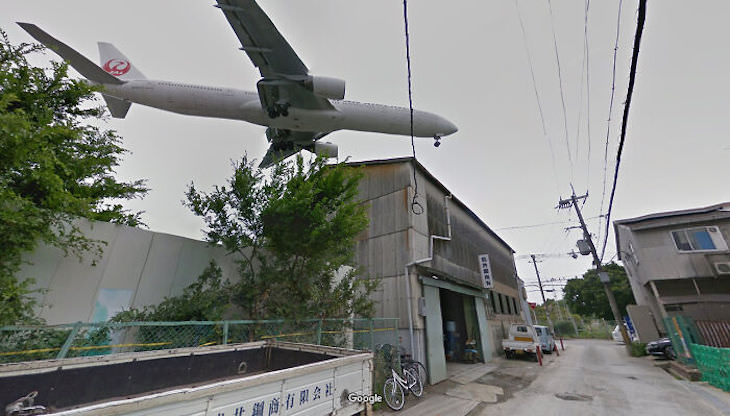 Unusual Images Caught in Google Street View plane landing